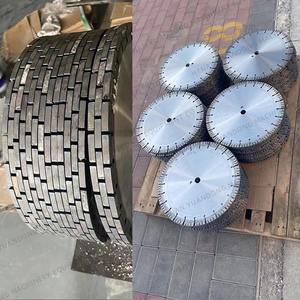 Marcher derrière le coupeur de route à double lame de scie automotrice pousser la découpeuse de chaussée en béton à la main - Product Image 6