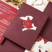 Ensemble d'invitations de mariage bordeaux avec dorure à chaud, motif floral 3D ajouré, carte en papier, enveloppe et emballage cadeau