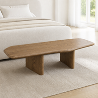 Table basse en bois grainé avec finition placage, silhouette allongée aux coins arrondis et pieds en panneaux pour mobilier de salon