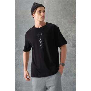 เสื้อยืดคอกลมพิมพ์ลาย Air Jones สำหรับผู้ชาย สีดำ ผ้าฝ้าย 100% เนื้อหนานุ่ม ทรงโอเวอร์ไซส์ รุ่น 88355 สำหรับสวมใส่ลำลองสไตล์สตรีทแวร์ - Product Image 6
