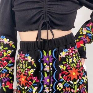 ชุดเซ็ตไหมพรมสำหรับผู้หญิง ดีไซน์ใหม่จากโรงงาน ประกอบด้วยเสื้อครอปแต่งระบายด้านหน้า และกระโปรงมินิปักลายดอกไม้ เหมาะสำหรับฤดูร้อน - Product Image 4