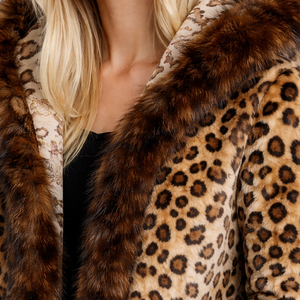 Abrigo de Piel Sintética para Mujer - Chaqueta de Invierno Elegante con Estampado de Leopardo y Capucha, Prenda Exterior de Felpa Lujosa para Uso Diario - Product Image 5