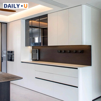 Meubles de cuisine complets en bois blanc sans poignées, style luxe sur mesure, avec armoires de bar