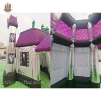 Château gonflable pour enfants sur le thème de la maison hantée d'Halloween, avec des fantômes et des gargouillons effrayants