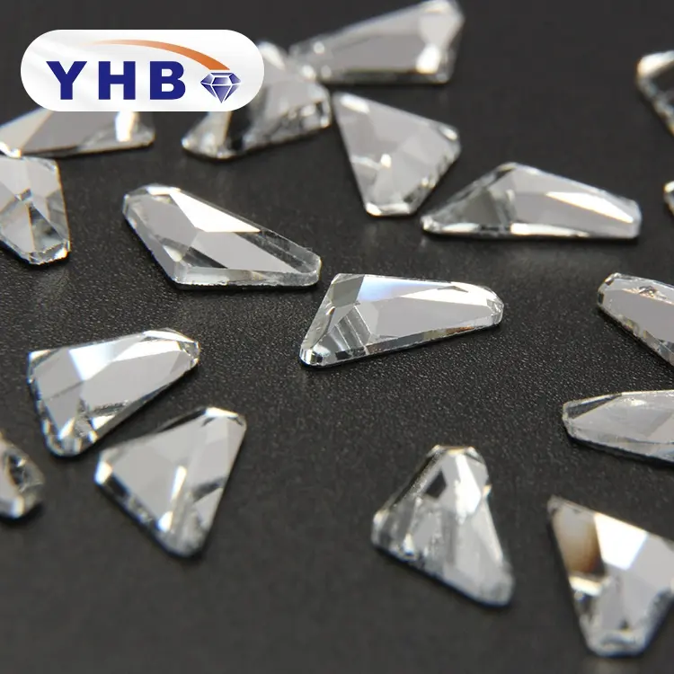 YHB marchio di fabbrica senza piombo di cristallo di vetro fancy stones Triangolo per l'indumento abbellimenti