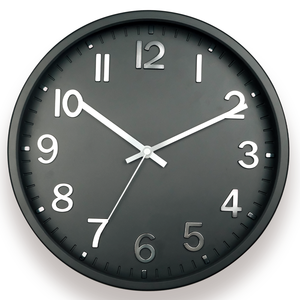 Reloj de Pared Moderno de Plástico Negro de 12 Pulgadas con Números 3D en Relieve de Cuarzo para Espacios Urbanos, Salas de Juego y Sótanos - Product Image 1