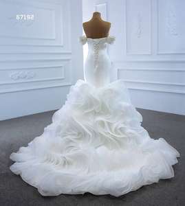 Vestido de Novia QUEENS GOWN, Estilo Sirena/Trompeta, Satinado, Diseño Sencillo, Hombros Descubiertos, Cuello en V, con Falda Voluminosa - Product Image 5