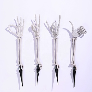Juego de 4 estacas de mano de esqueleto para Halloween, decoración para jardín/exterior, brazos de esqueleto con gestos de <span class=keywords><strong>roca</strong></span>, accesorios espeluznantes para fiestas de Halloween - Product Image 1