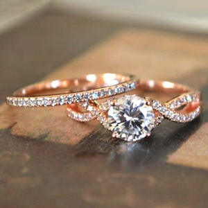 Anello di fidanzamento da donna F817 in oro rosa con diamante sintetico coltivato in laboratorio taglio brillante rotondo e fascia con pietre laterali - Product Image 1