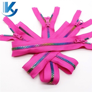 Cerniera in Resina con Chiusura Automatica Certificata OEKO-TEX100, Vendita Diretta dalla Fabbrica KY, con Nastro Rosso Rosa e Denti Colorati per Cappotti e Zaini - Product Image 6