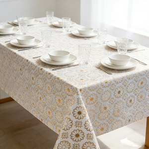 <span class=keywords><strong>Tovaglia</strong></span> e Runner in PVC con Stampa Margherite, Design Jacquard a Motivo Continuo, Rivestimento Dorato Impermeabile, Usa e Getta, Forma Oblunga per Feste - Product Image 4