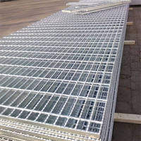 Warmgedoopte gegalvaniseerde zachtstalen roosterplaten, duurzaam metalen vloerrooster voor zonne-wegoverbruggingen & machinebescherming, wegversiering.