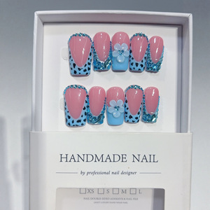 Lot de 10 <span class=keywords><strong>faux</strong></span> <span class=keywords><strong>ongles</strong></span> carrés faits main motif guépard bleu léopard avec pointe noire et fleurs 3D en strass, couleur bleu clair - Product Image 4