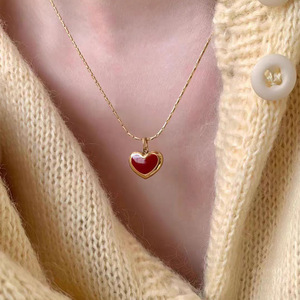 Collar Minimalista con Corazón Rojo, Cadena para Clavícula, Chapado en Oro de 18K, Acero Inoxidable Resistente al Agua y al Deslustre, Joyería de Moda - Product Image 1