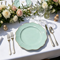 Assiettes de présentation élégantes Wojia 13 pouces roses à bord festonné doré, en plastique thermolaqué, pour centre de table de fête ou de mariage
