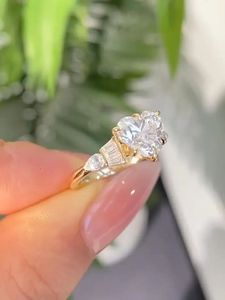 Anillo de Compromiso con Diamante de Laboratorio en Forma de Corazón de 2.00CT |   Solitario de Oro de 14K - Product Image 4
