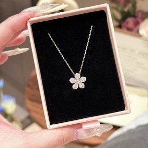 Elegante Collana in Rame Placcato Oro con Ciondolo a Fiore in Zirconi e Bambù, <span class=keywords><strong>Regalo</strong></span> per <span class=keywords><strong>Fidanzata</strong></span>, <span class=keywords><strong>Anniversario</strong></span> o Compleanno - Product Image 2