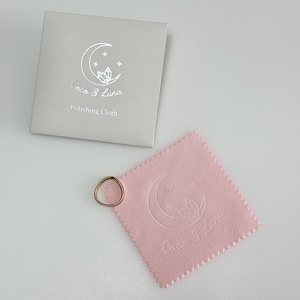 ผ้าทำความสะอาดเครื่องประดับไมโครไฟเบอร์กำมะหยี่สีชมพู ขนาด 8x8 ซม. ป้องกันการเกิดคราบ พรีเมียม รับผลิตตามสั่งพร้อมโลโก้ ขายส่ง - Product Image 1