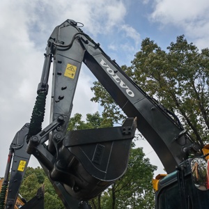 รถขุดตีนตะขาบ Volvo EC140 มือสองของแท้ ลดราคาพิเศษ รถขุดไฮดรอลิก Volvo EC140B EC140D มือสอง สำหรับงานก่อสร้าง - Product Image 3
