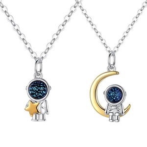 Nuevo Diseño Exclusivo: Collar <span class=keywords><strong>de</strong></span> Cadena <span class=keywords><strong>para</strong></span> Clavícula con Colgante <span class=keywords><strong>de</strong></span> Astronauta <span class=keywords><strong>de</strong></span> Dibujos Animados y <span class=keywords><strong>Pareja</strong></span> Viajera por la Galaxia, <span class=keywords><strong>de</strong></span> Aleación Plateada <span class=keywords><strong>de</strong></span> Moda - Product Image 1