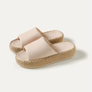 Nouvelles pantoufles d'été 2025 en PU pour femmes, à bout ouvert, design plat, semelle extérieure en TPR, vente en gros, modèle tendance pour l'été - Product Image 3