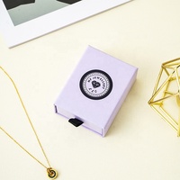 Boîte à bijoux en papier rigide de luxe avec logo personnalisé A1, poignée en ruban exquis, emballage pour collier, bague, boîte cadeau de marque en gros