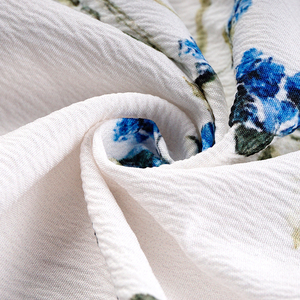 Tissu crêpe polyvalent, structure extensible et douce, pour la création de robes et de vêtements multi-styles - Product Image 5