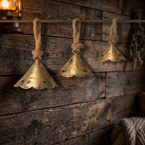 Clochettes métalliques vintage festonnées à suspendre, décoration rustique de style ferme pour la maison, le jardin et Noël - Product Image 1