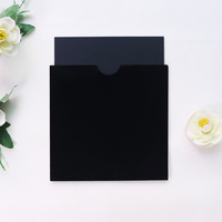 Invitation de mariage personnalisée en acrylique noir élégant avec pochette en velours et estampage à chaud doré de luxe