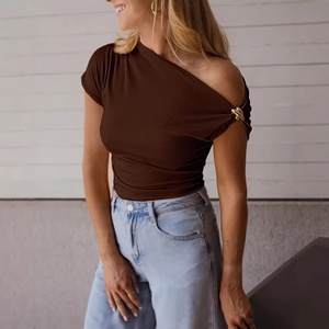 T-<span class=keywords><strong>shirt</strong></span> côtelé uni asymétrique à col décoré de métal, coupe ajustée, <span class=keywords><strong>manches</strong></span> <span class=keywords><strong>courtes</strong></span>, style décontracté, pour <span class=keywords><strong>femme</strong></span>, collection Europe-Amérique 2026 - Product Image 1