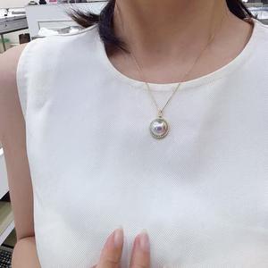 Collar de Lujo para Mujer Wonderland con Colgante de Perla Akoya G18k de 16.5-17mm, Color Púrpura, Halo de Diamantes Redondos y Cadena de Oro - Product Image 3