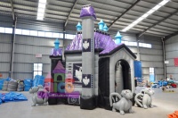 Château gonflable géant hanté avec tours fantômes et décorations d'araignées pour les fêtes d'Halloween