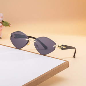 Gafas de sol de lujo con montura de ojo de gato sin marco para mujer, de plástico negro y metal, con protección UV400, estilo urbano y a la moda. - Product Image 1