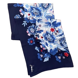 Châle personnalisé imprimé bleu et blanc fleurs Design imprimé doux <span class=keywords><strong>soie</strong></span> Tencel mélange tissu longue écharpe étole châle pour les femmes - Product Image 3