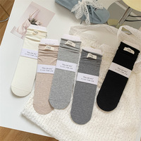 Chaussettes grises pour femmes avec étiquettes en tissu, chaussettes d'automne de style scolaire, chaussettes en coton tendance