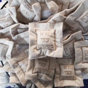 Un sacchetto ebraico per i Besamim (spezie) è un piccolo sacchetto con coulisse, spesso ricamato o con disegni artistici, utilizzato il <span class=keywords><strong>sabato</strong></span>. - Product Image 3