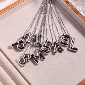 Collier personnalisé en plaqué or avec lettres de l'alphabet à grosses bulles Bijoux personnalisé Collier avec pendentif à initiales en ballons 3D pour femmes <span class=keywords><strong>Gif</strong></span> - Product Image 4