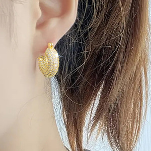 Orecchini a Cerchio a Forma di U con Zirconi Brillanti per Donne, Gioielli Eleganti e Minimalisti di Alta Moda - Product Image 2