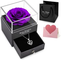 Coffret cadeau de la Saint-Valentin avec rose éternelle dans une boîte en acrylique et collier