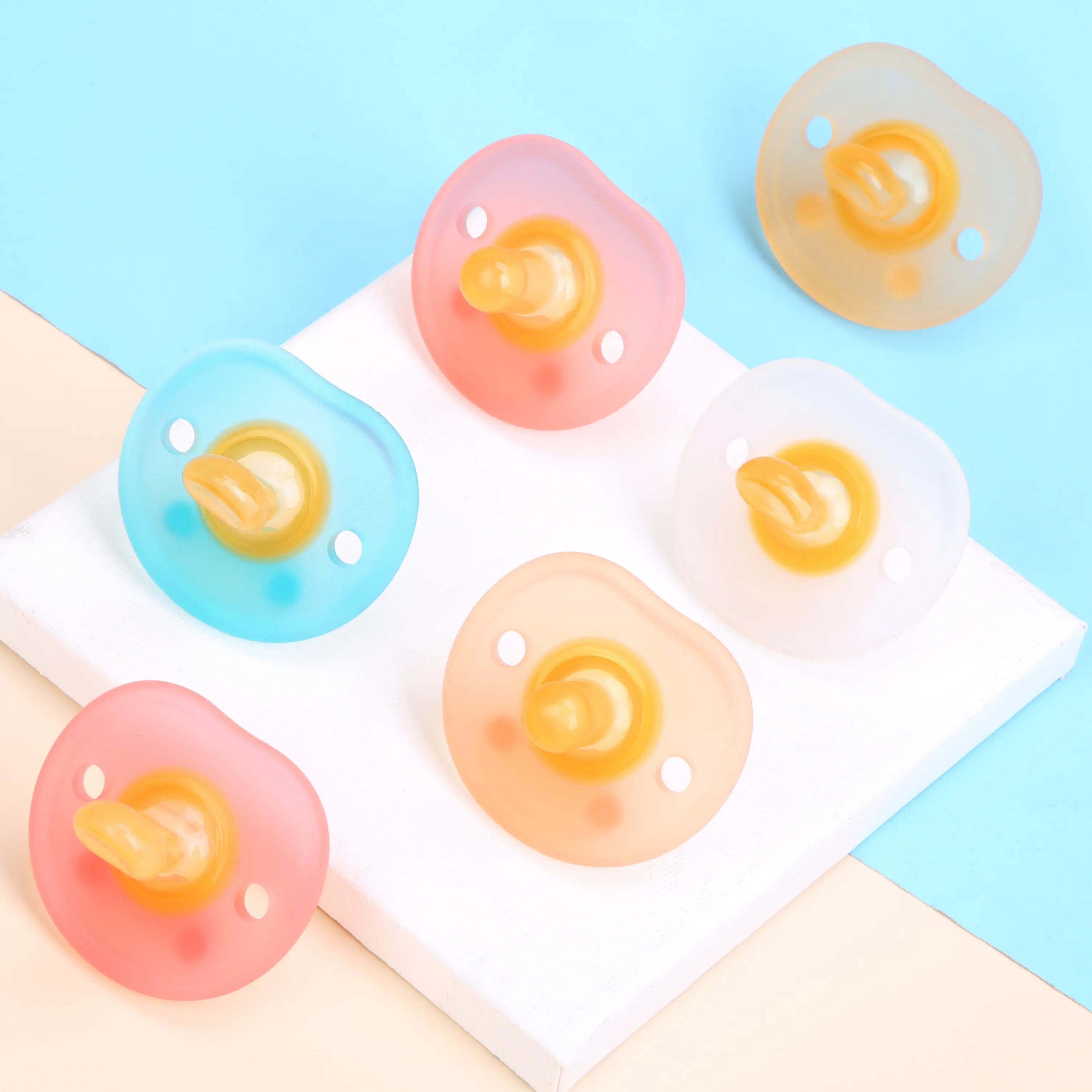 BPA-freier weicher Neugeborenen-Silikon-Schnuller im Lebensmittelbereich Babyschnuller für den Mund Dummy-Silikon-Babyfussball