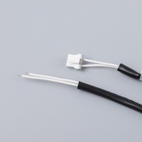 Harness Kabel Splitter Selubung Luar Hitam Kustom dengan Konektor Plastik Putih Ganda untuk Sambungan Sinyal Peralatan Pendingin