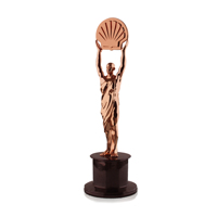 Statue en métal plaqué or 3D moderne de haute qualité, figurine tenant un logo, cadeau d'affaires personnalisé