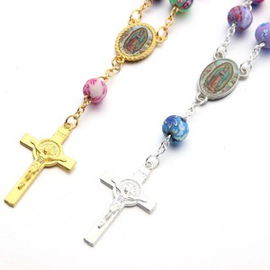 Braccialetto Rosario in Argilla Polimerica Colorata con Croce e Madonna di Guadalupe, Gioiello Cattolico per la Preghiera - Product Image 4