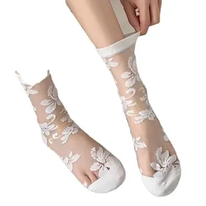 Vorgefertigter Stil ultradünne Baumwollen-Damensocken Großhandel Mode vielseitiges transparentes Netz Spitzenblumen Kasi mittlere Calf-Socken