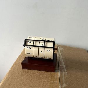 ปฏิทินหมุนได้แบบวินเทจพร้อมฐานไม้สำหรับตกแต่งโต๊ะทำงาน - Product Image 3