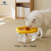 Fontaine à eau pour animaux de compagnie en forme de rein, fontaine à boire automatique pour chats et chiens avec bec central et réservoir givré, jaune et blanc