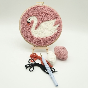 Kit de broderie au punch-needle Swan, avec cerceau en bois - Product Image 4