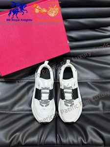 รองเท้าผ้าใบสีดำขาวแบบ Chunky Dad Sneakers พื้นหนา สไตล์ลำลอง สปอร์ต - Product Image 3