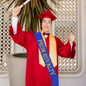 ผ้าคาดเอวผ้าซาตินสีน้ำเงินรอยัล 4 ชิ้น พร้อมตัวอักษรกลิตเตอร์สีทอง สำหรับงานพรอมหรืองานรับปริญญาในโรงเรียนมัธยมหรือมหาวิทยาลัย - Product Image 5