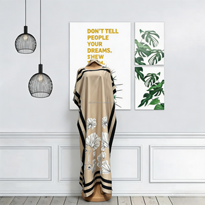 Robe longue africaine grande taille style boubou et kaftan, col rond, manches chauve-souris, rayures latérales noires, motif floral <span class=keywords><strong>blanc</strong></span> au bas avec écharpe - Product Image 3